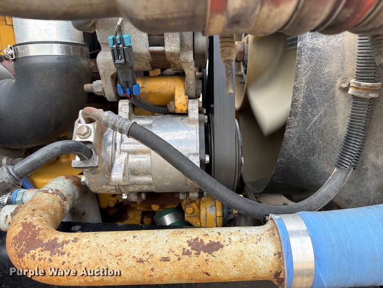 image for item FU1050 2002 Peterbilt 330 water truck