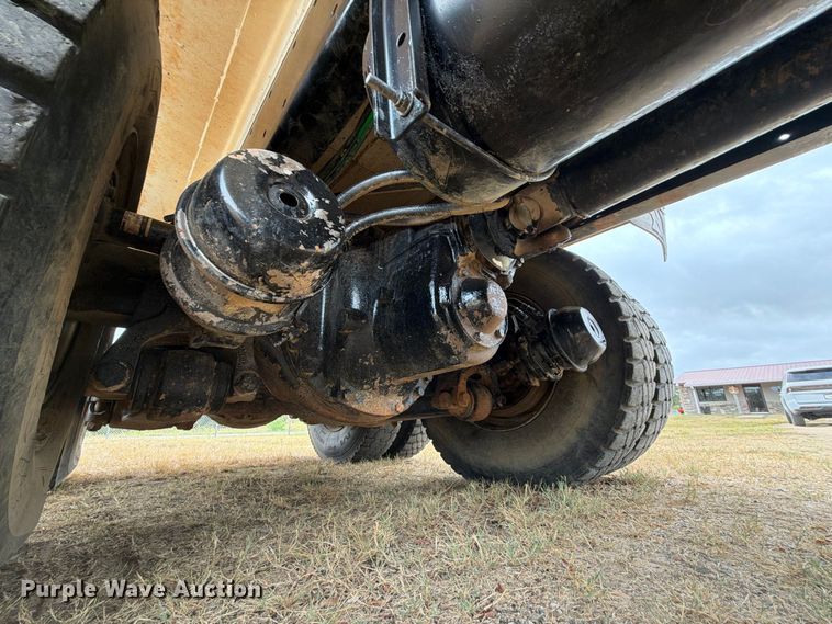 image for item FU1050 2002 Peterbilt 330 water truck