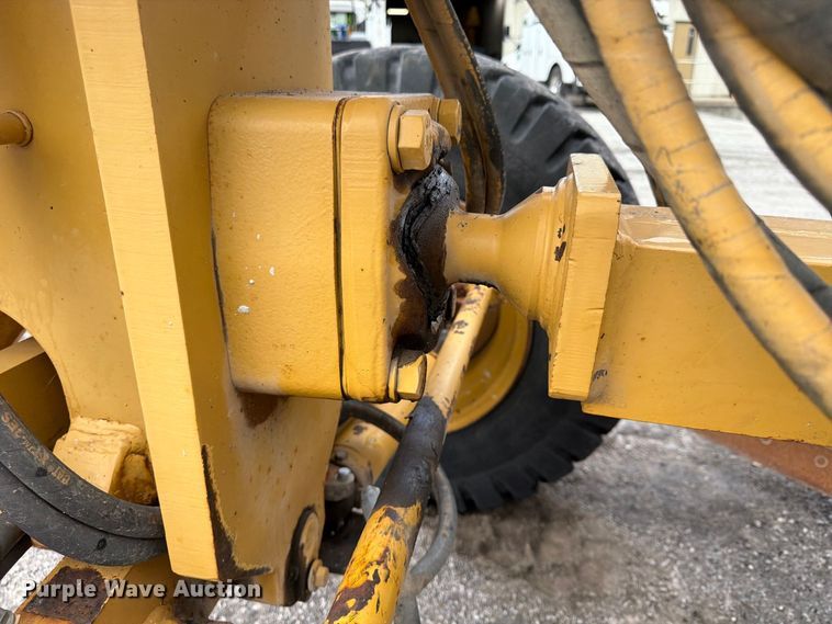 image for item FU4700 2001 Caterpillar 140H motor grader