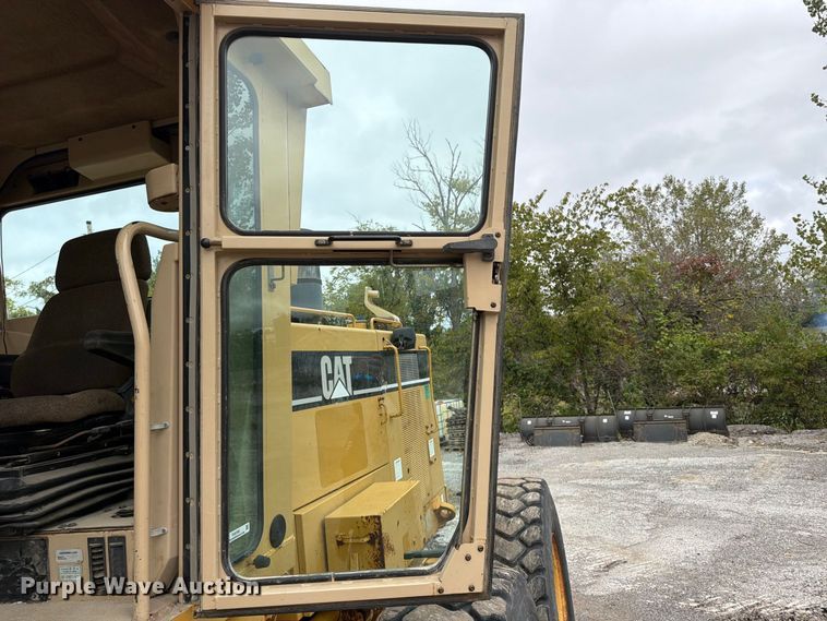 image for item FU4700 2001 Caterpillar 140H motor grader