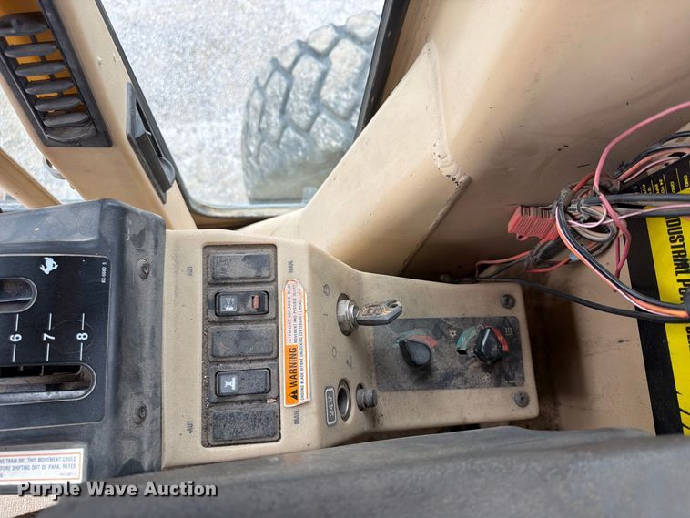 image for item FU4700 2001 Caterpillar 140H motor grader