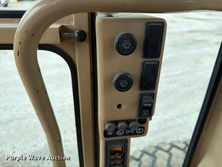 image for item FU4700 2001 Caterpillar 140H motor grader