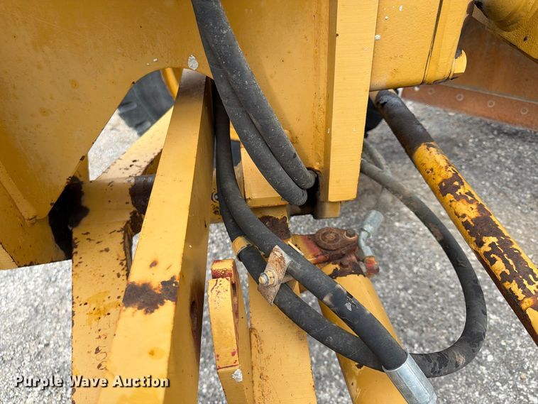 image for item FU4700 2001 Caterpillar 140H motor grader
