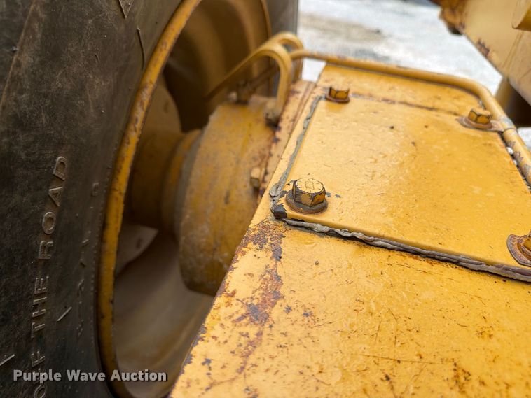 image for item FU4700 2001 Caterpillar 140H motor grader