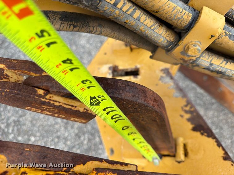 image for item FU4701 2004 Caterpillar 140H motor grader