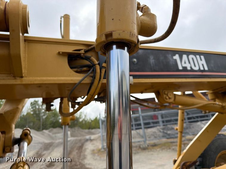image for item FU4701 2004 Caterpillar 140H motor grader