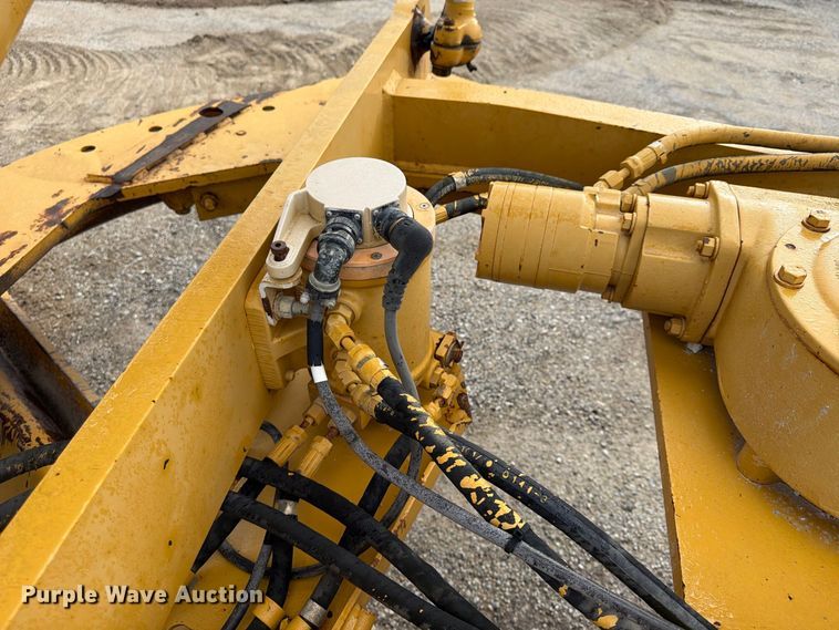 image for item FU4701 2004 Caterpillar 140H motor grader