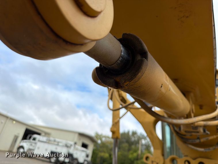 image for item FU4701 2004 Caterpillar 140H motor grader