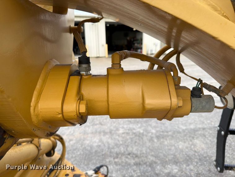 image for item FU4701 2004 Caterpillar 140H motor grader