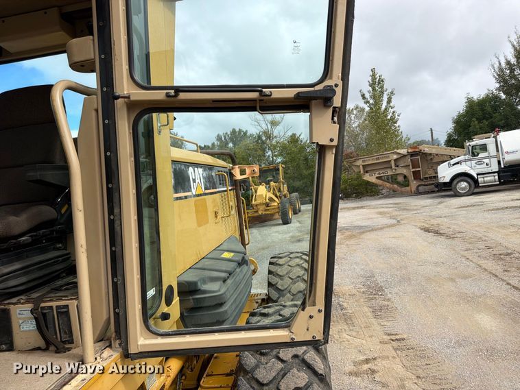 image for item FU4701 2004 Caterpillar 140H motor grader