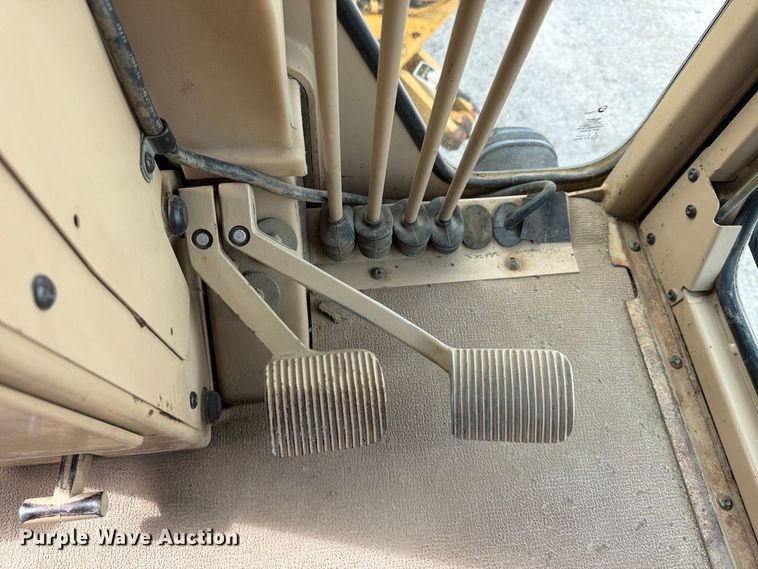 image for item FU4701 2004 Caterpillar 140H motor grader