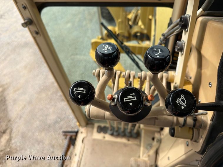 image for item FU4701 2004 Caterpillar 140H motor grader
