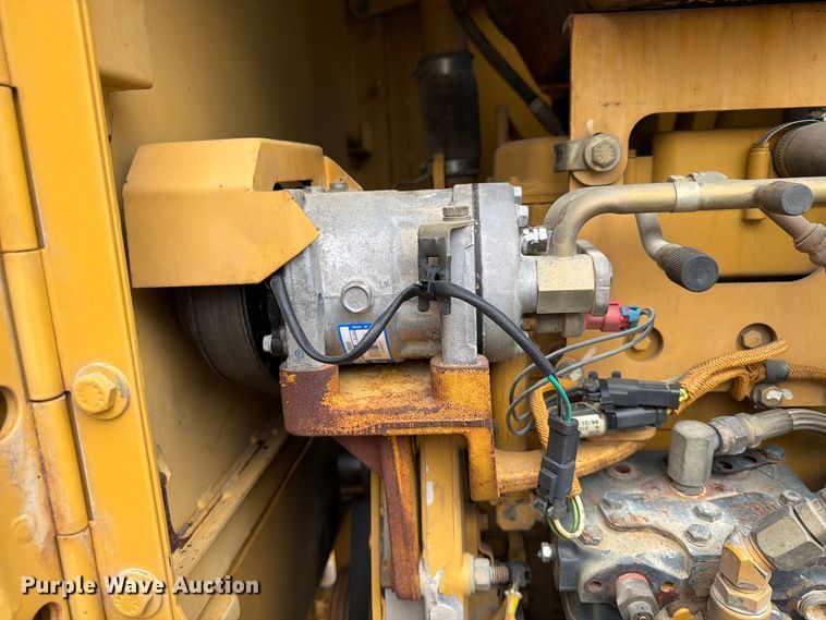 image for item FU4701 2004 Caterpillar 140H motor grader