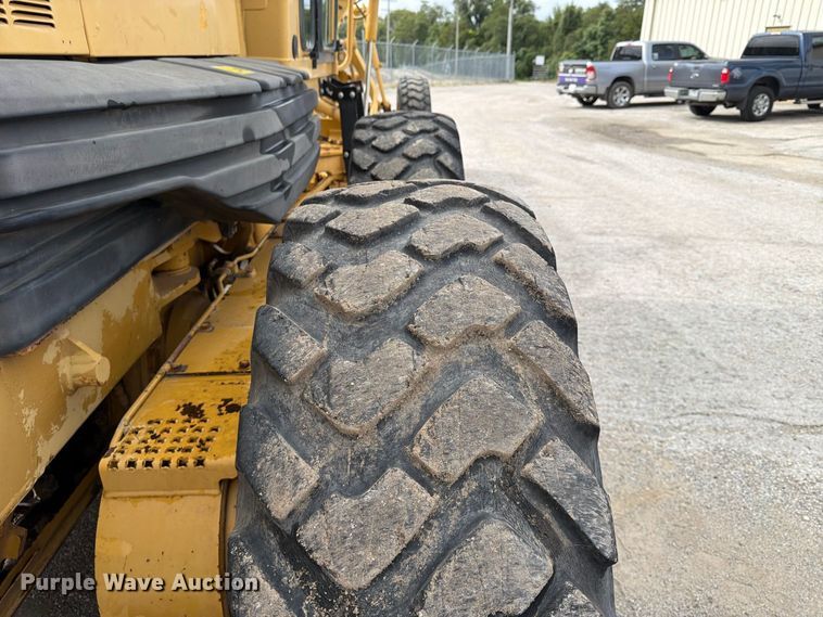 image for item FU4701 2004 Caterpillar 140H motor grader
