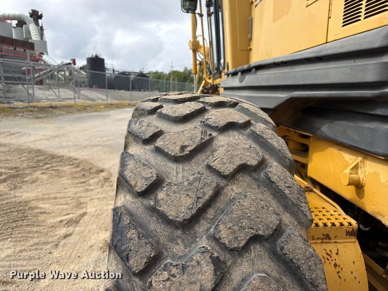 image for item FU4701 2004 Caterpillar 140H motor grader