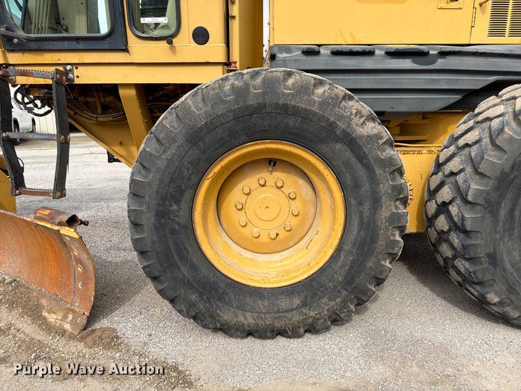 image for item FU4701 2004 Caterpillar 140H motor grader