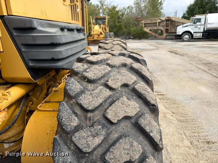 image for item FU4701 2004 Caterpillar 140H motor grader