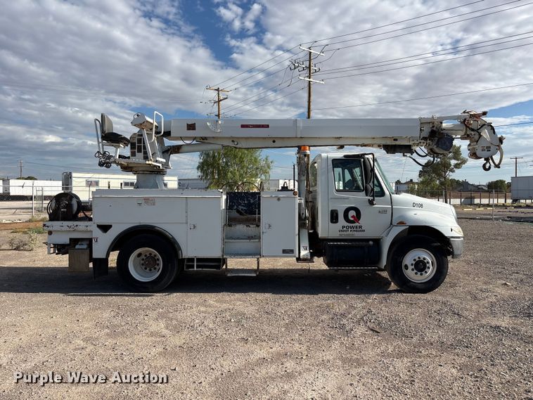 image for item JM9514 2007 International 4300 digger derrick truck