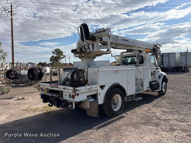 image for item JM9514 2007 International 4300 digger derrick truck
