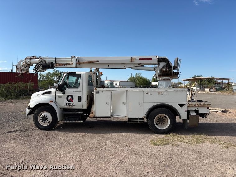 image for item JM9514 2007 International 4300 digger derrick truck