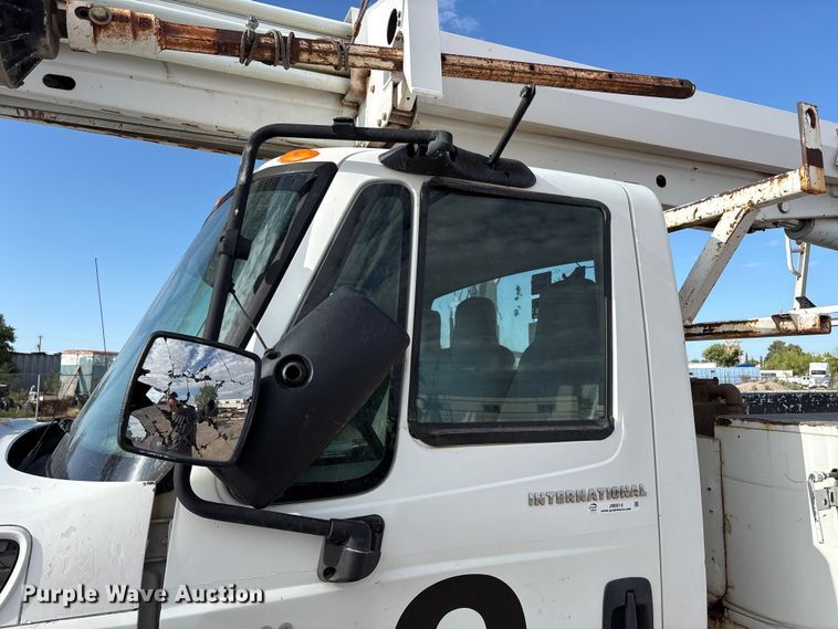 image for item JM9514 2007 International 4300 digger derrick truck