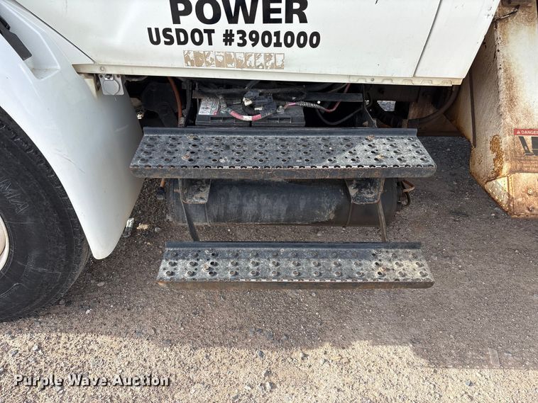 image for item JM9514 2007 International 4300 digger derrick truck