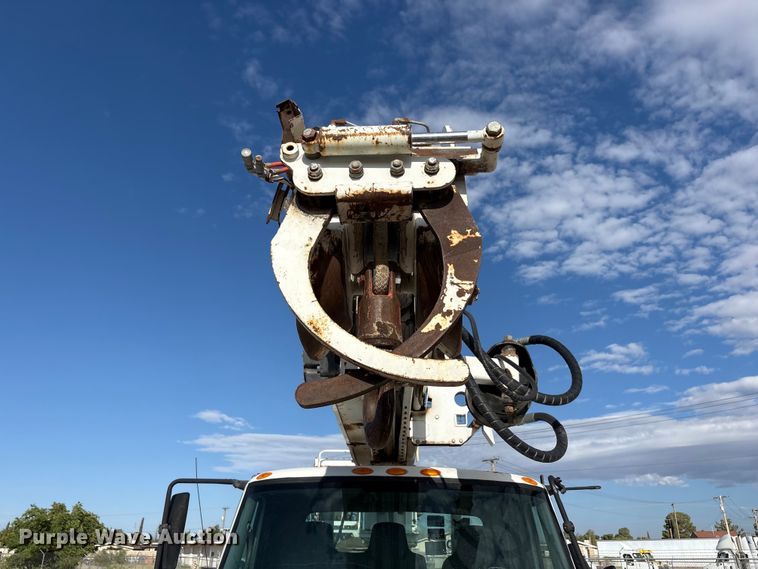 image for item JM9514 2007 International 4300 digger derrick truck