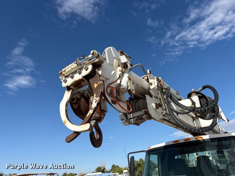 image for item JM9514 2007 International 4300 digger derrick truck