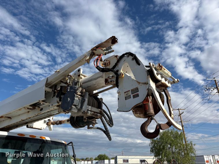 image for item JM9514 2007 International 4300 digger derrick truck