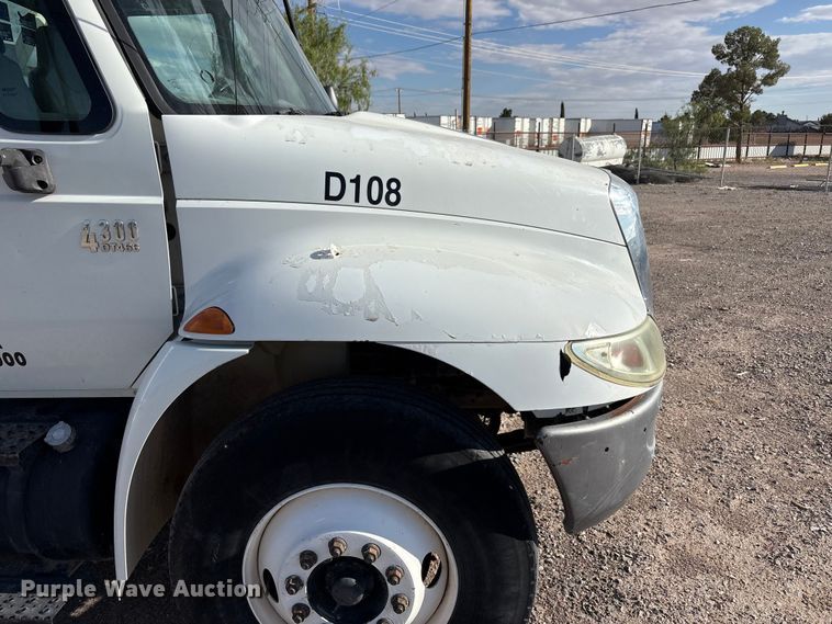 image for item JM9514 2007 International 4300 digger derrick truck