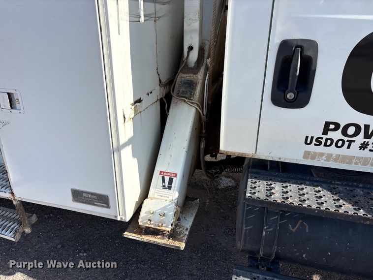 image for item JM9514 2007 International 4300 digger derrick truck