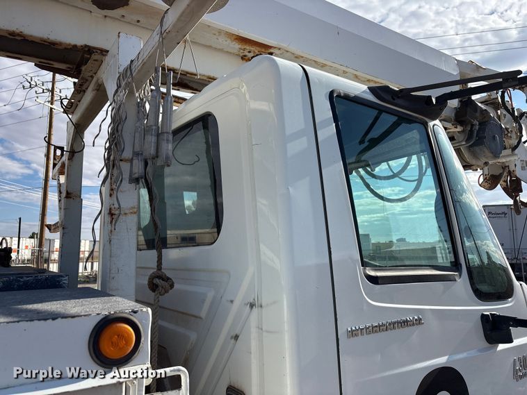 image for item JM9514 2007 International 4300 digger derrick truck