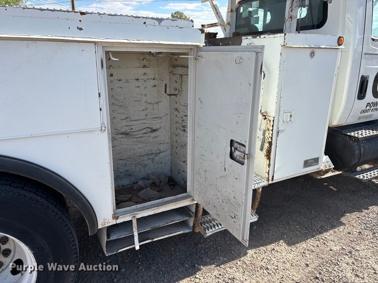 image for item JM9514 2007 International 4300 digger derrick truck