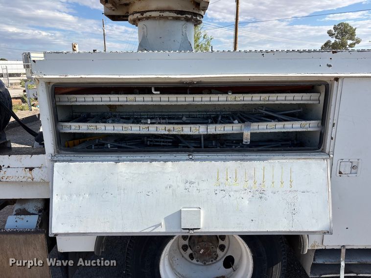 image for item JM9514 2007 International 4300 digger derrick truck