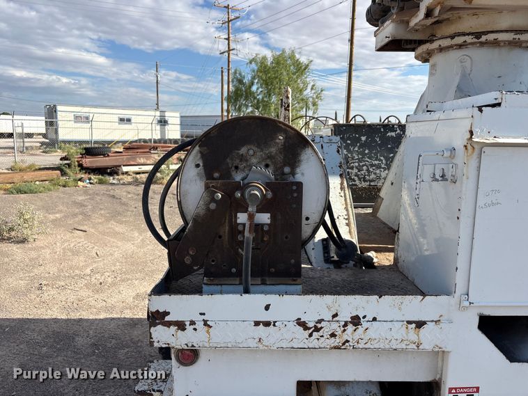 image for item JM9514 2007 International 4300 digger derrick truck