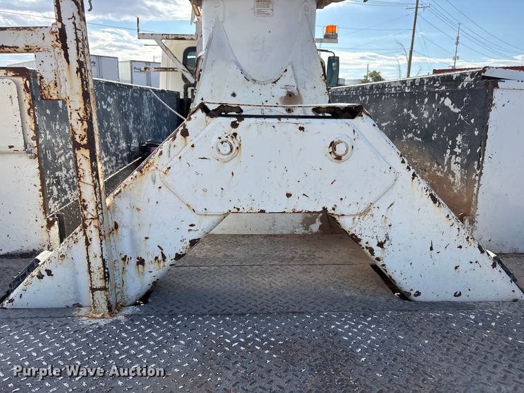 image for item JM9514 2007 International 4300 digger derrick truck
