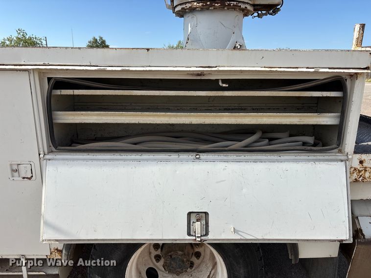 image for item JM9514 2007 International 4300 digger derrick truck