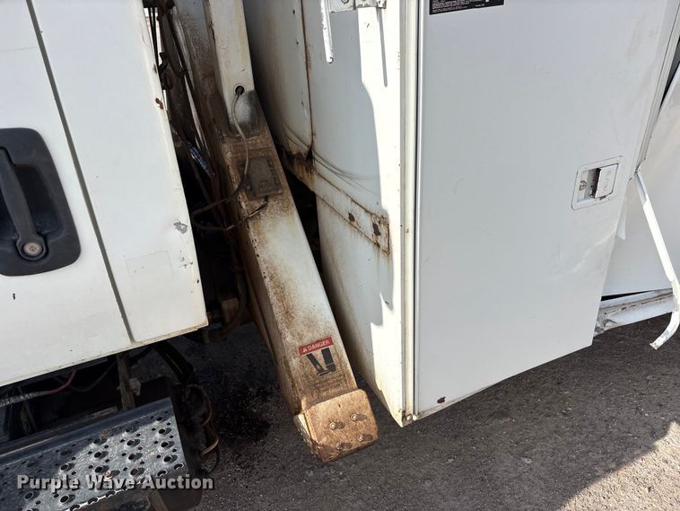 image for item JM9514 2007 International 4300 digger derrick truck