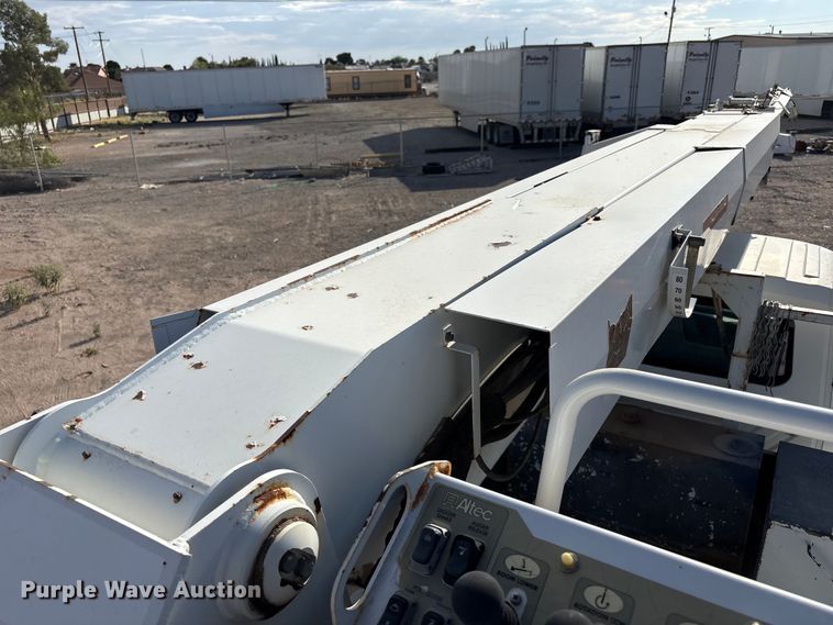image for item JM9514 2007 International 4300 digger derrick truck
