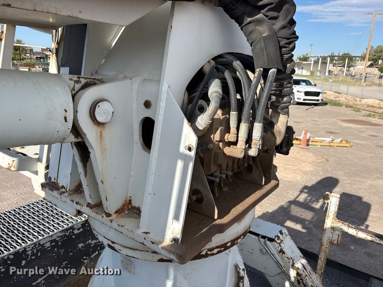 image for item JM9514 2007 International 4300 digger derrick truck