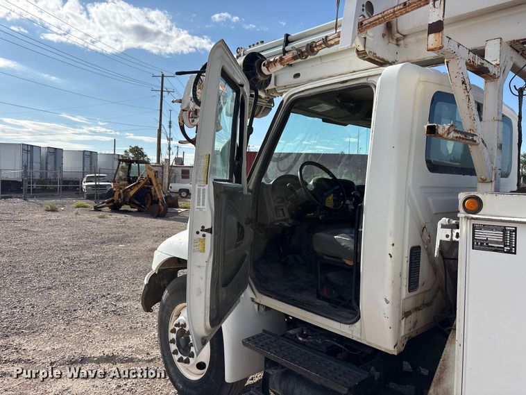 image for item JM9514 2007 International 4300 digger derrick truck
