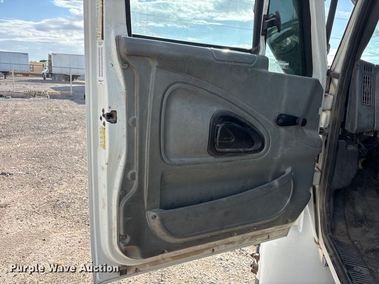 image for item JM9514 2007 International 4300 digger derrick truck