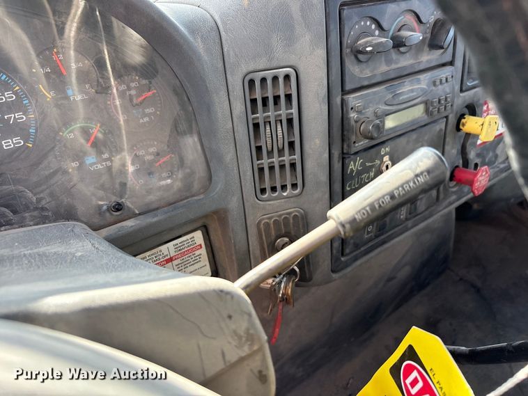 image for item JM9514 2007 International 4300 digger derrick truck