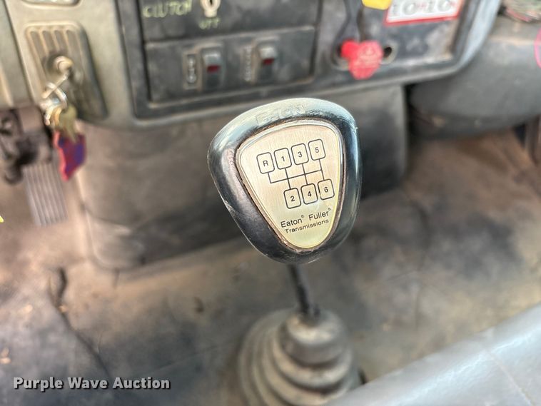 image for item JM9514 2007 International 4300 digger derrick truck