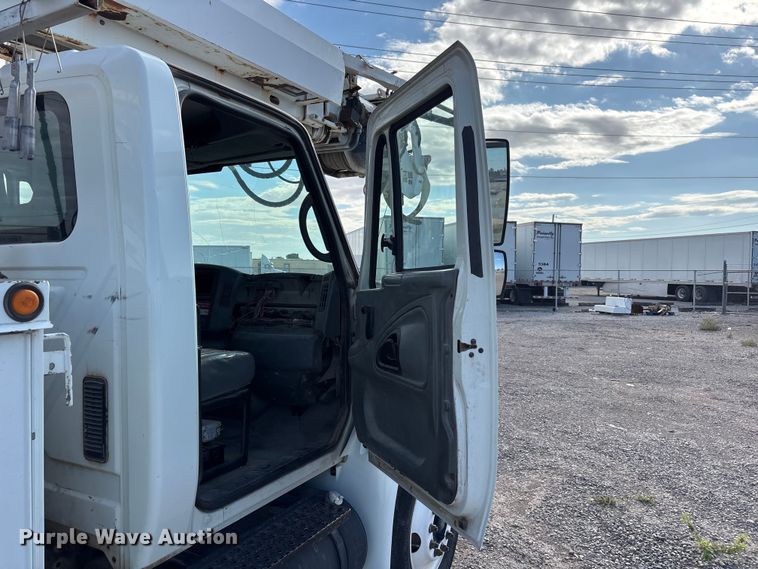 image for item JM9514 2007 International 4300 digger derrick truck
