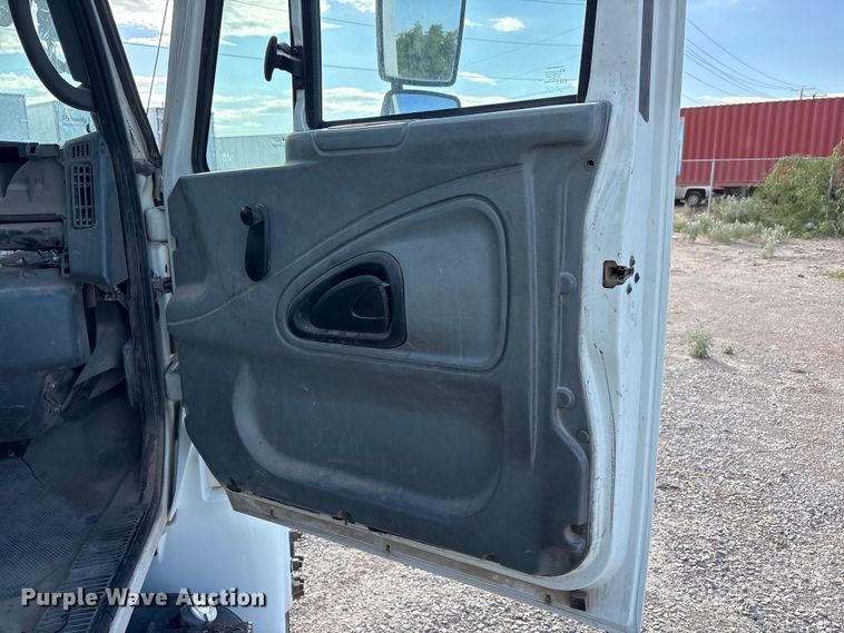image for item JM9514 2007 International 4300 digger derrick truck