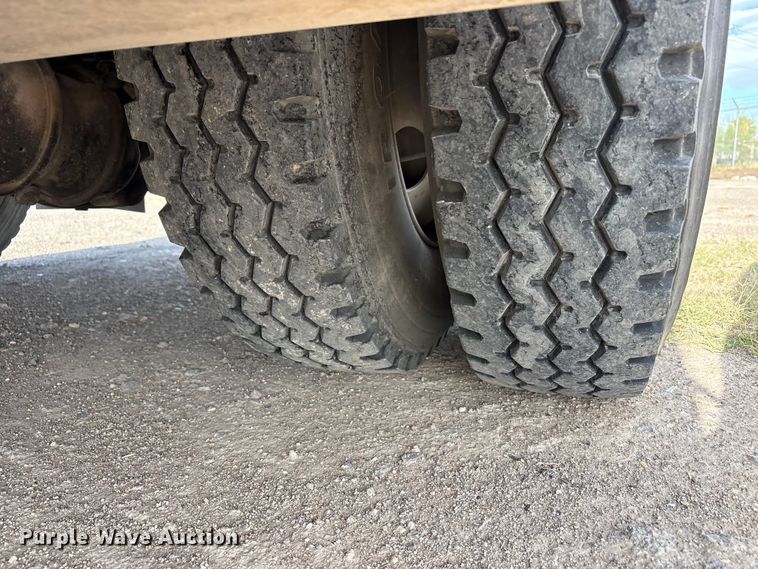 image for item JM9514 2007 International 4300 digger derrick truck