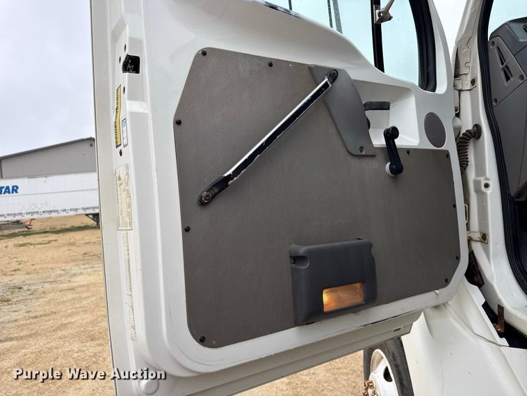 image for item ND9544 1999 Sterling Truck L7501 vacuum truck