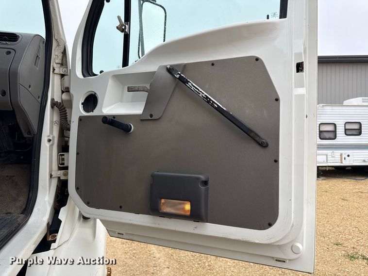 image for item ND9544 1999 Sterling Truck L7501 vacuum truck