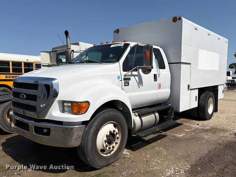 2015 Ford F750 Super Duty chipper truck